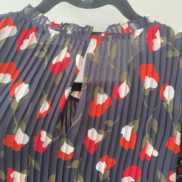 Ann Taylor Factory Floral Pleated Top - Picture 3 of 3